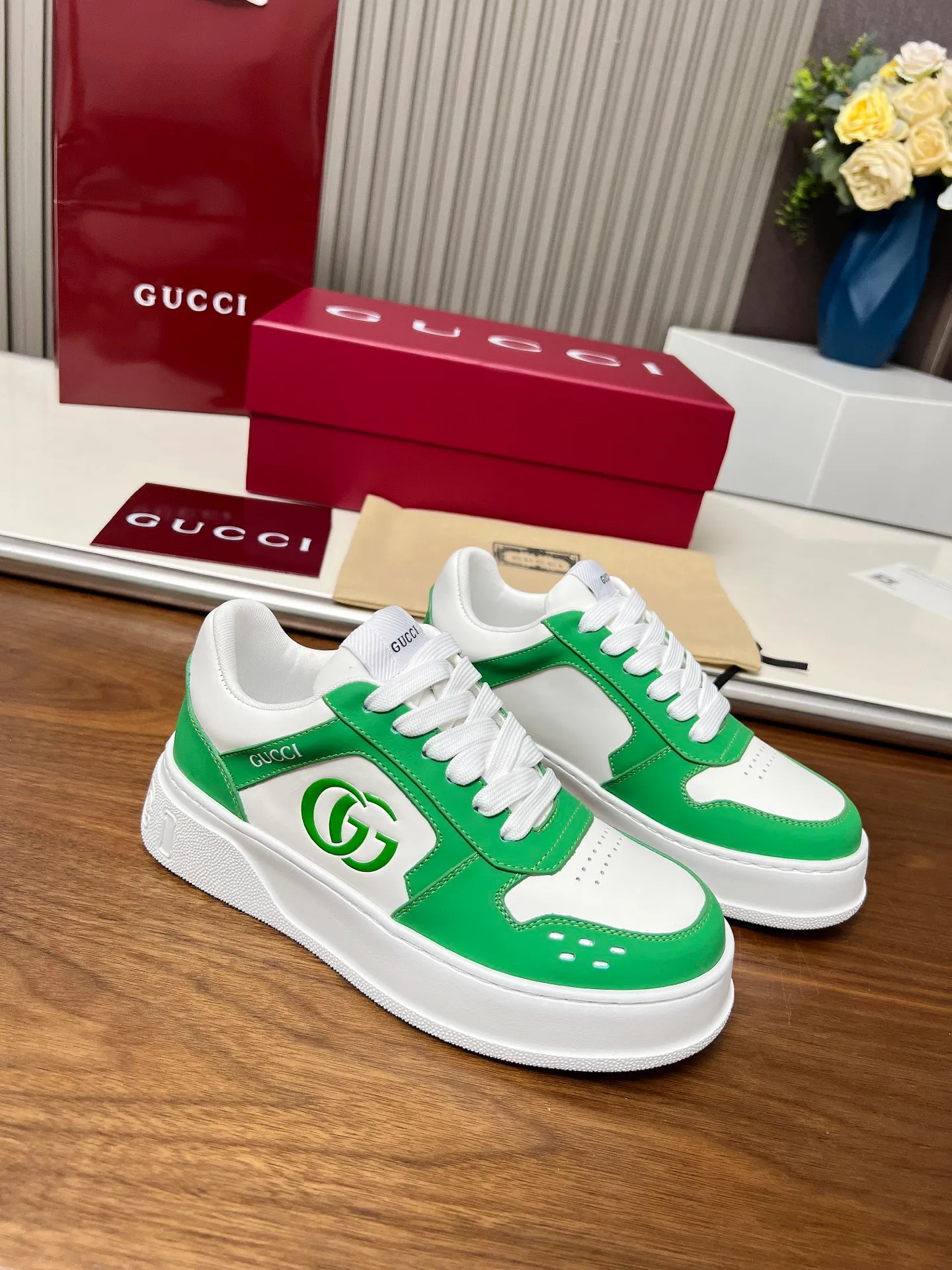 👟👟Ex-factory price 560👟👟Gucci casual sneakers, top version! Oil edge craftsmanship🌸🌸🌸1:1 reproduction. New model for early spring, creating a perfect style💣💣💣street style🔥🔥🔥Cool and stylish C-position fashionable outfit with retro and futuristic feel🌹🌹🌹Classic shoe shape, showing exquisite texture! Open mold to customize high-density outsole. Comes fully packaged. Size: Female 35-46. Fabric: Imported cowhide...men and women